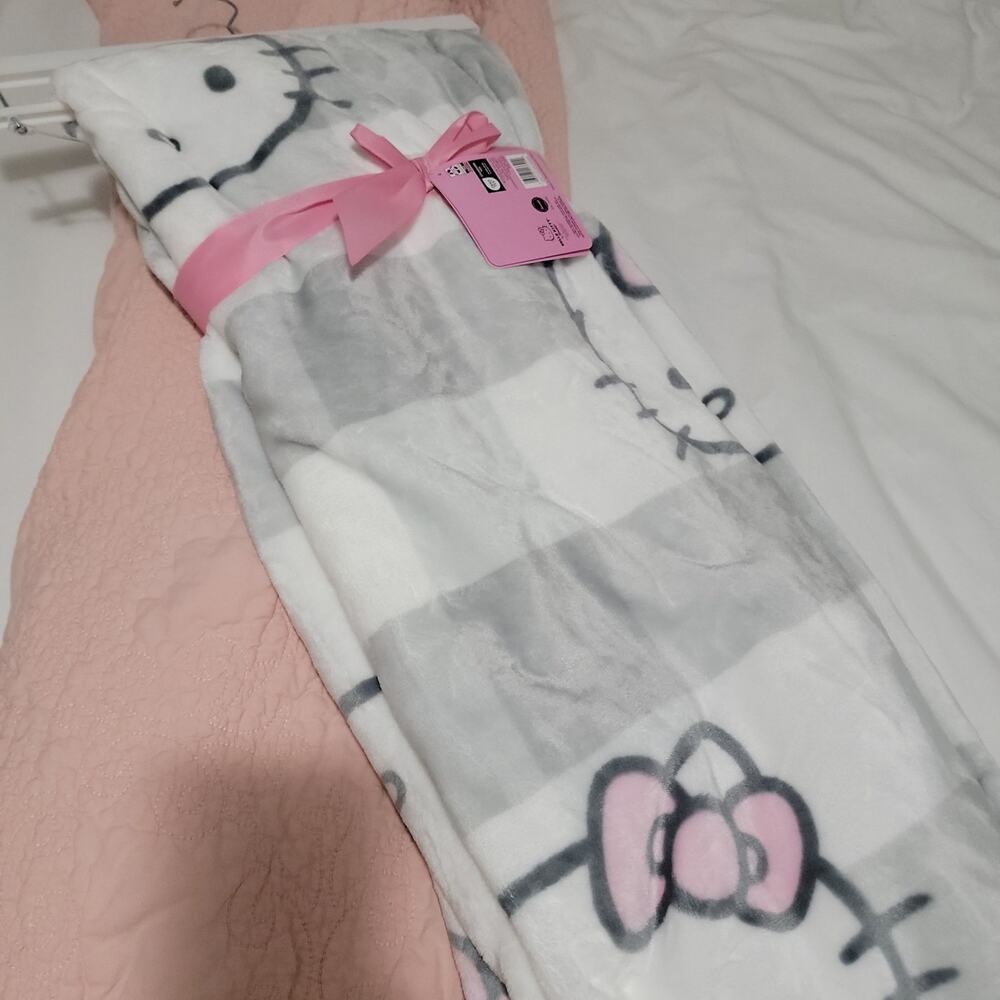 Hello Kitty Checkered Throw Blanket Gray Pink Bow Sanrio Fleece Plush 60x70 NWTT